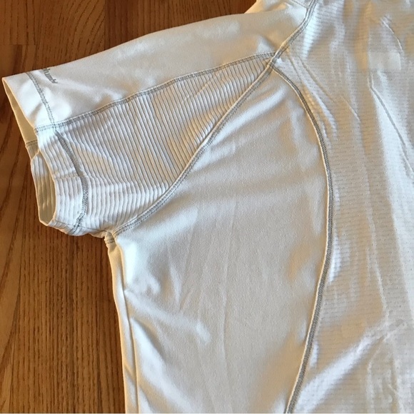 Columbia Shirt moisture wicking OmniWear Advanced Short sleeve Womens size med - Picture 6 of 9